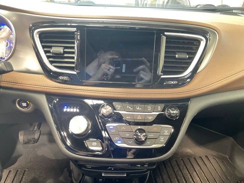 Used 2019 Chrysler Pacifica Limited w/ Advanced Safetytec Group FWD image 17