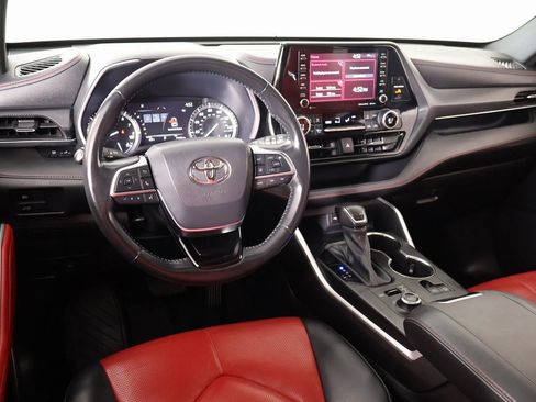 Used 2021 Toyota Highlander XSE image 2