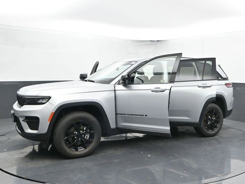 Used 2024 Jeep Grand Cherokee Altitude image 55