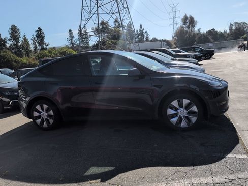 Used 2024 Tesla Model Y Long Range AWD/4WD image 4