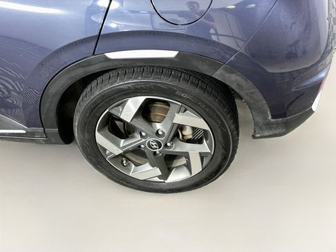 Used 2021 Hyundai Venue FWD image 11