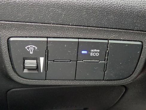 Used 2016 Hyundai Veloster image 11