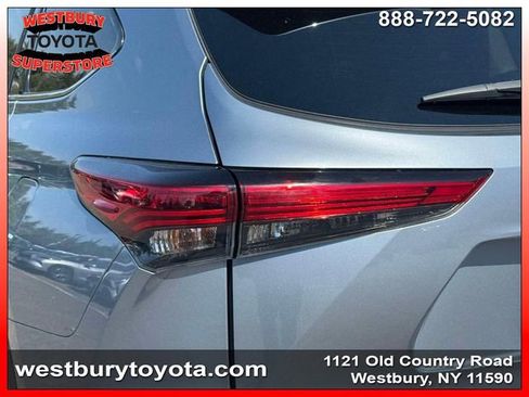 Used 2022 Toyota Highlander LE AWD/4WD image 14