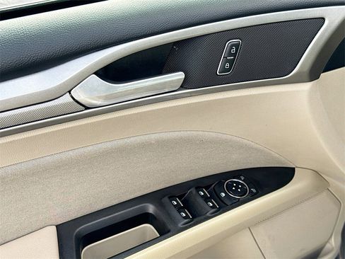 Used 2020 Ford Fusion SE image 18