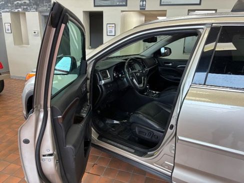 Used 2015 Toyota Highlander Limited image 15