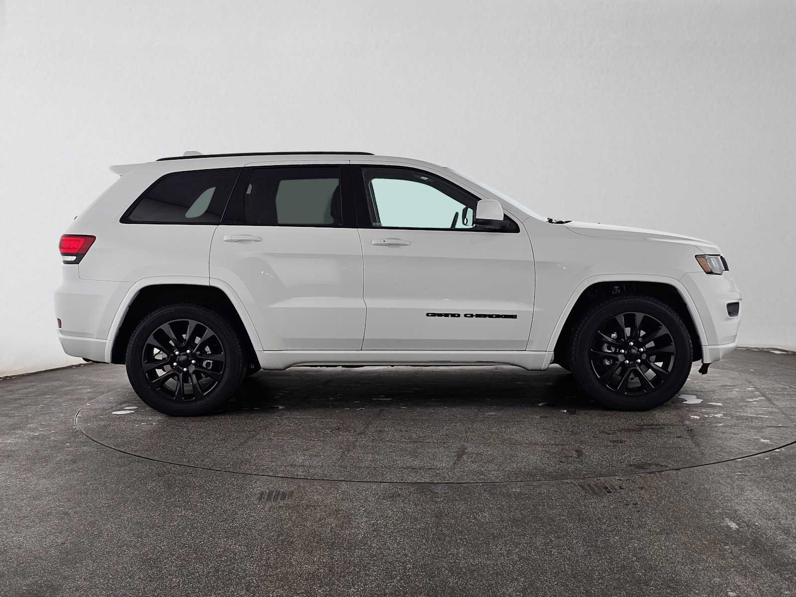 Used 2020 Jeep Grand Cherokee Altitude RWD image 2