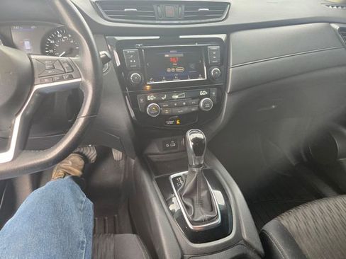Used 2019 Nissan Rogue SV image 2