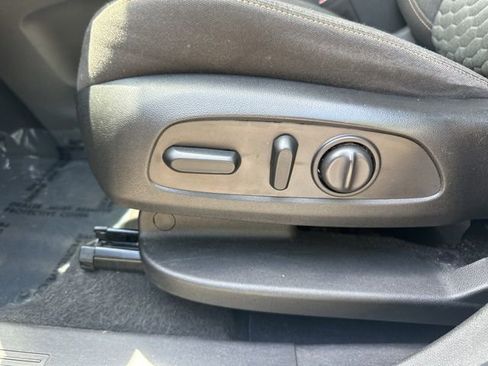 Used 2021 Chevrolet Equinox LT w/ Driver Convenience Package image 19