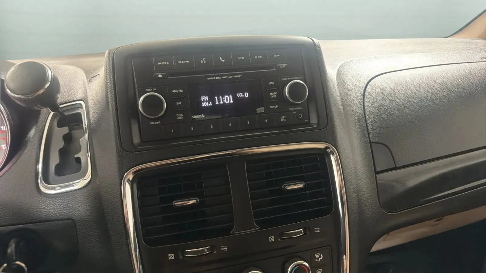 Used 2015 Dodge Grand Caravan American Value Package w/ UConnect Hands-Free Group FWD image 13