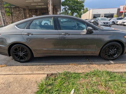 Used 2019 Ford Fusion SE w/ Equipment Group 151A FWD image 8