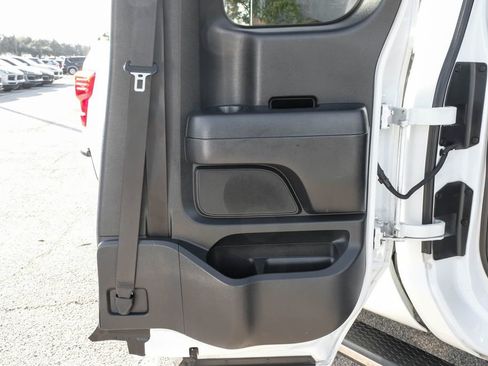 Used 2017 Nissan Titan SV image 39