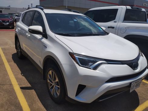 Used 2018 Toyota RAV4 LE AWD/4WD image 4