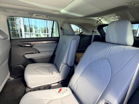New 2026 Toyota Highlander Platinum image 12