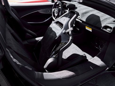 Used 2025 McLaren Artura Spider image 42