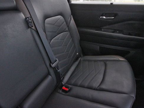 Certified 2025 Nissan Pathfinder Platinum AWD/4WD image 16
