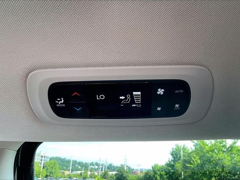 Used 2023 Chrysler Pacifica Touring-L FWD image 31