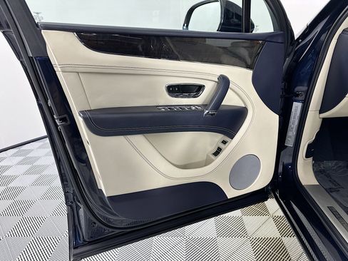 Used 2019 Bentley Bentayga image 17