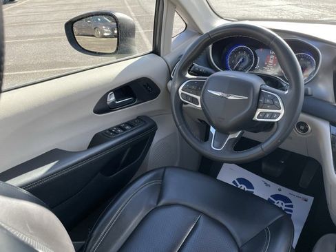 Used 2023 Chrysler Pacifica Touring-L image 33