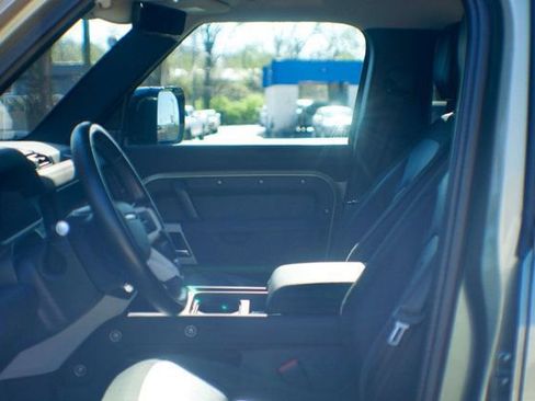 Used 2020 Land Rover Defender 110 SE image 19