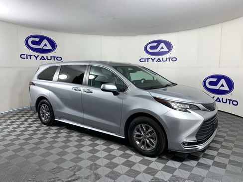 Used 2023 Toyota Sienna XLE FWD image 1