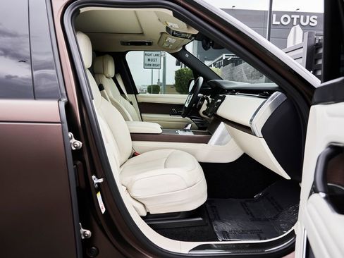 Used 2024 Land Rover Range Rover Long Wheelbase SE image 33