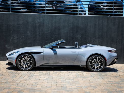 Used 2022 Aston Martin DB11 Volante RWD image 18