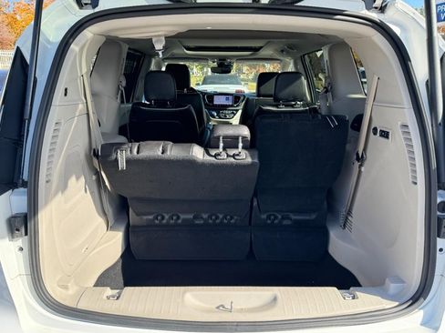 Used 2022 Chrysler Pacifica Limited image 6