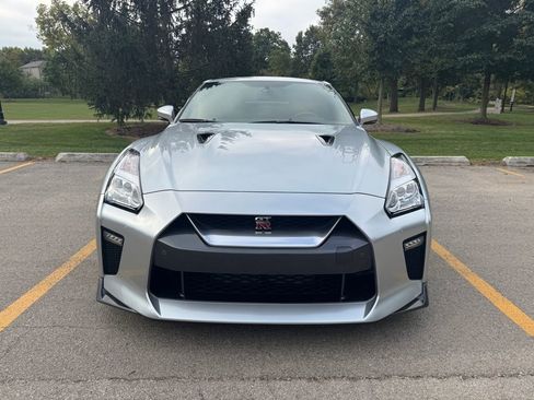 Used 2017 Nissan GT-R Premium w/ Premium Interior Package image 3