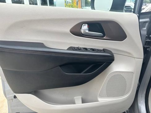 Certified 2018 Chrysler Pacifica Touring w/ Security Group FWD image 10