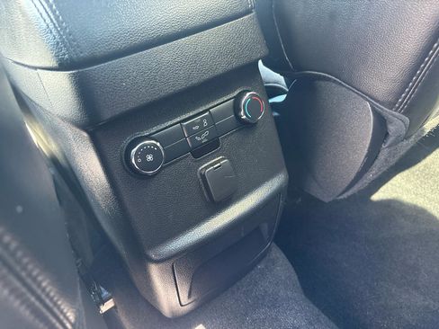 Used 2017 Ford Explorer XLT w/ Equipment Group 202A AWD/4WD image 30