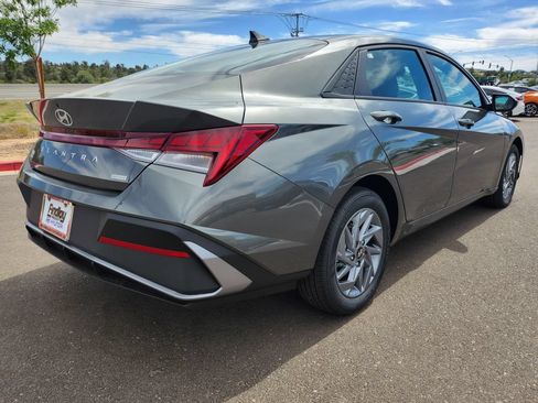 New 2026 Hyundai Elantra Hybrid FWD image 5