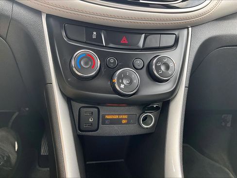 Used 2022 Chevrolet Trax LT w/ LT Convenience Package image 25