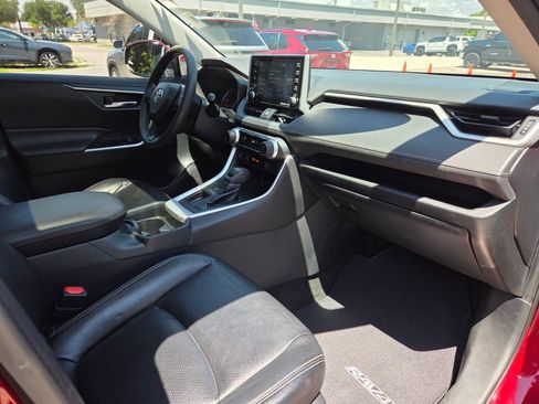 Used 2019 Toyota RAV4 XLE w/ Convenience Package FWD image 13