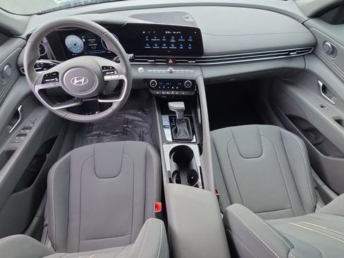 Certified 2025 Hyundai Elantra SEL FWD image 13
