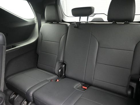 Used 2025 Chevrolet Traverse High Country FWD image 16