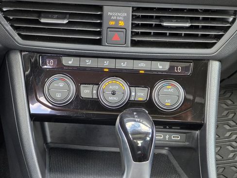 Used 2024 Volkswagen Jetta SE FWD image 36