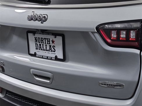 Used 2024 Jeep Compass Latitude image 6