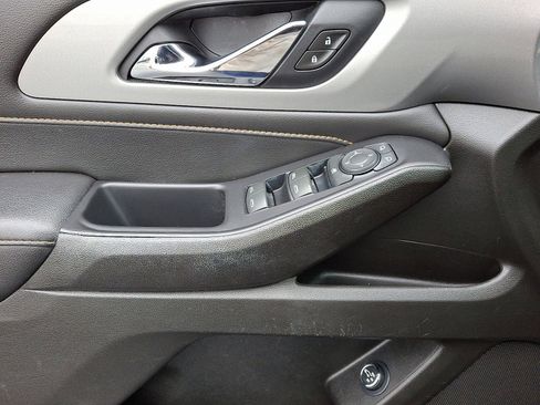 Used 2021 Chevrolet Traverse LT image 13