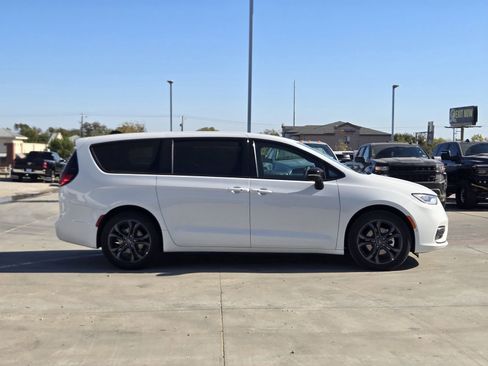 New 2026 Chrysler Pacifica Select image 6