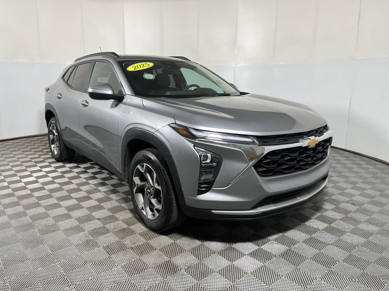 Used 2025 Chevrolet Trax LT FWD image 2