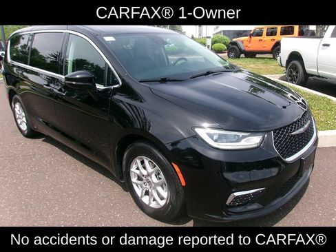 Certified 2024 Chrysler Pacifica Touring-L FWD image 2