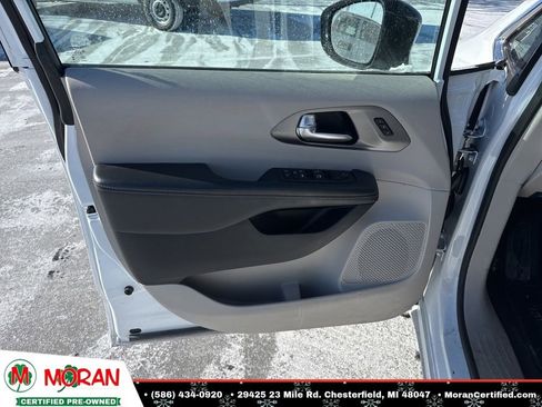 Used 2024 Chrysler Pacifica Touring-L image 9