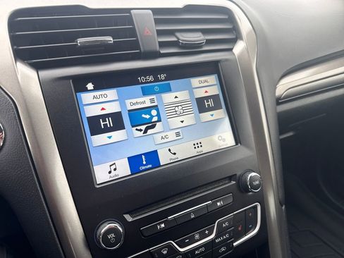 Used 2017 Ford Fusion SE w/ Fusion SE Technology Package image 30