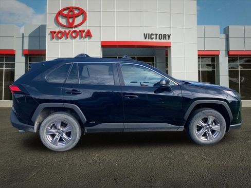 Used 2022 Toyota RAV4 LE AWD/4WD image 2