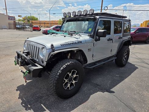 Used 2018 Jeep Wrangler Unlimited Sahara w/ Connectivity Group AWD/4WD image 11