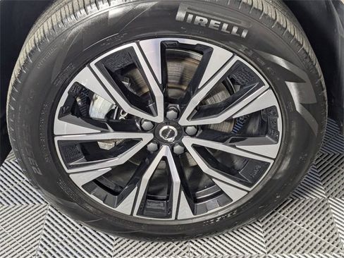 Used 2025 Volvo XC60 B5 Plus image 8