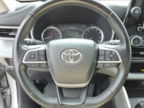 Used 2023 Toyota Highlander XLE FWD image 22