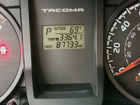 Used 2017 Toyota Tacoma SR image 18