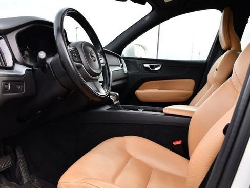 Used 2019 Volvo XC60 T6 Momentum w/ Multimedia Package image 12