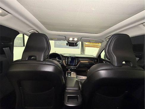 Used 2022 Volvo XC60 B5 Momentum image 16